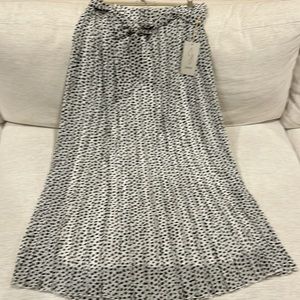 XL Joie softly pleated white and black belted maxi skirt